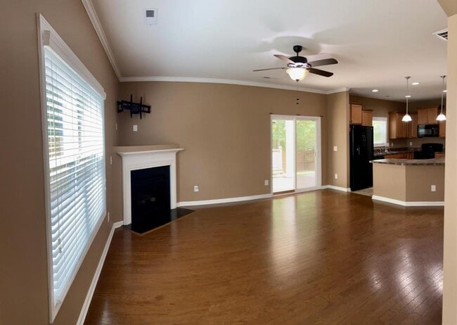 Photo - 301 River Oak St