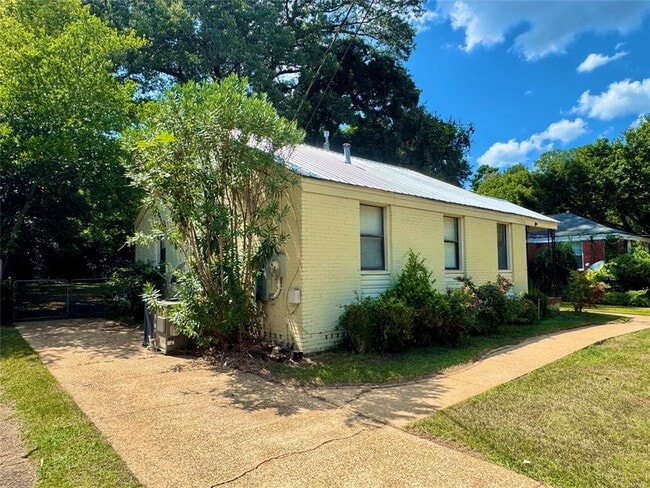 Photo - 208 Bradley Dr