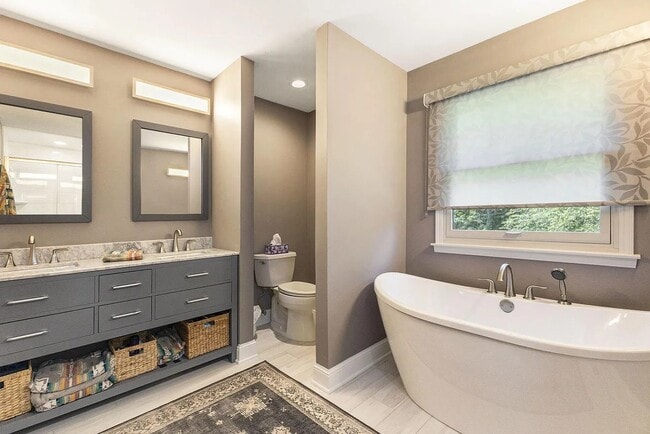 Main Bath/with Shower - 194 Wexford Rd