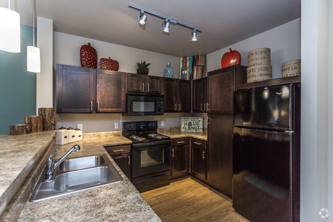 1BR, 1BA - 825 SF - Highpointe Park