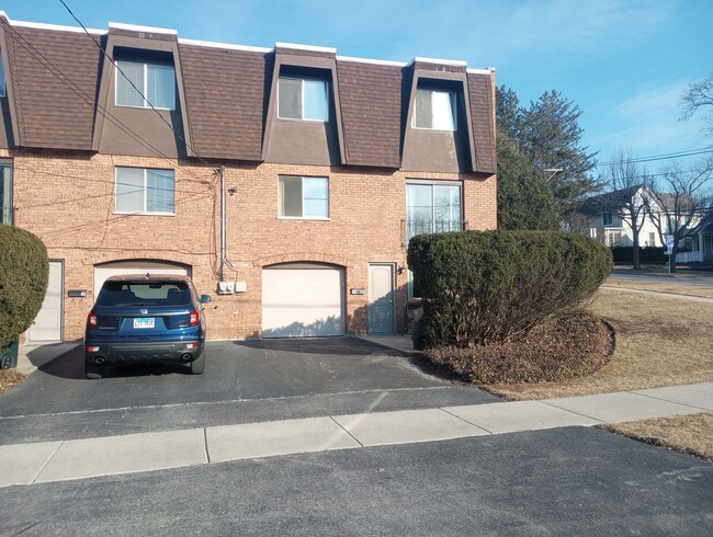 Photo - 417 S Summit St Townhome