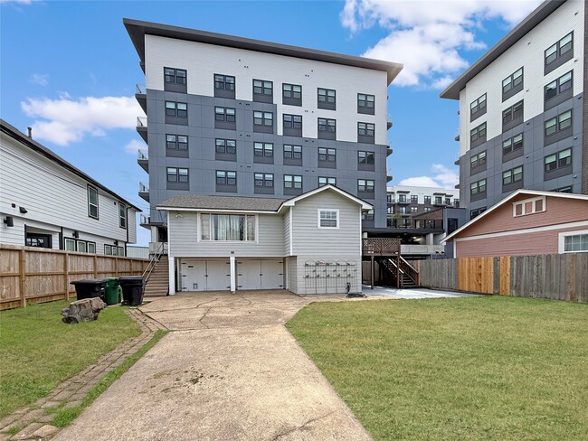 Photo - 914 1/2 W 21st St