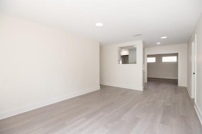 Photo - 2704 Carnarvon Ln