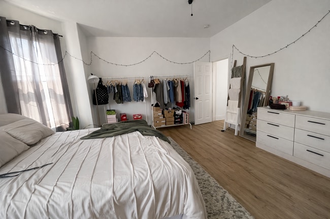 Photo - Bright Renovated 2-Bedroom w/ Stainless Kitchen & 1,000 Sq Ft Unidad 2F