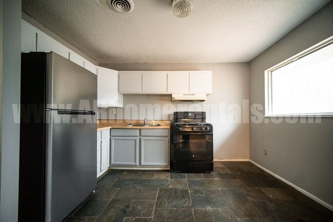 Photo - 916 Desota Pl
