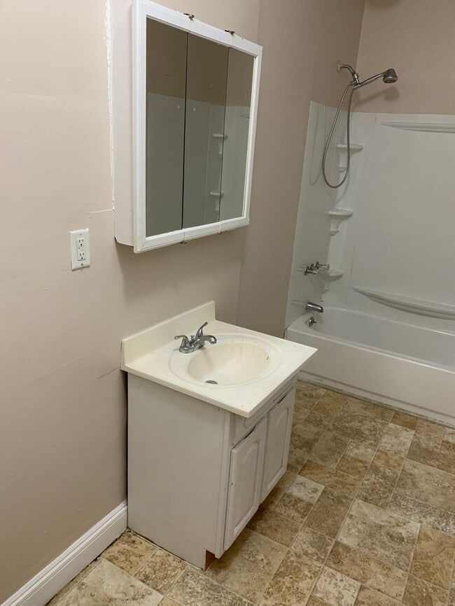 Photo - 168 Downs St Unidad Apt 2