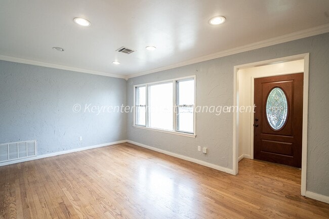 Photo - Wonderful 3BD/2BD Home minutes away from Quail Springs Mall & Chisholm Creek.