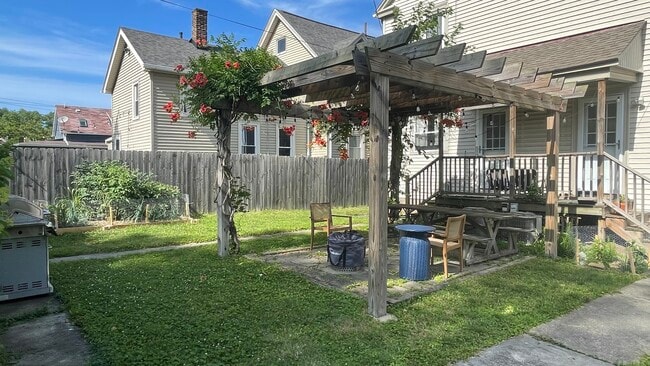 Building Photo - 1812 W 45th St