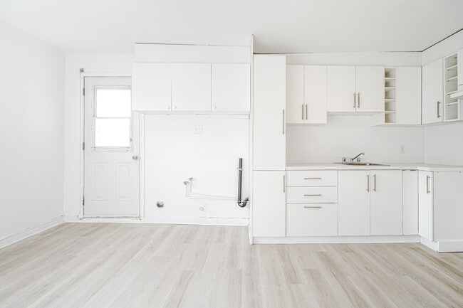 Building Photo - 5651 Boul Henri-Bourassa E Unit 7