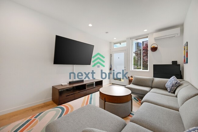 Photo - Spacious 3-Bedroom Townhouse in Seattle's Vibrant Heart – 2 Full Baths & 1508 Sq Ft of Comfort!