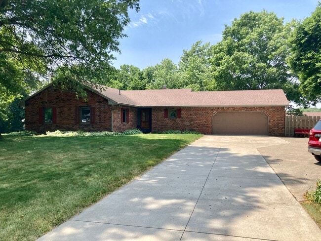 Building Photo - Lots of space, full finished basement and ...