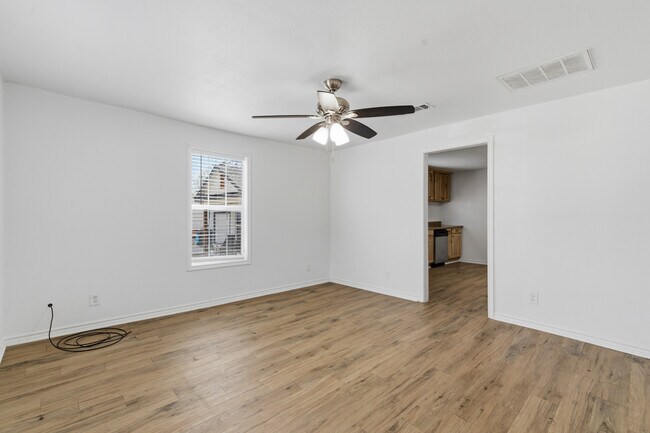 Photo - 920 W Ford St