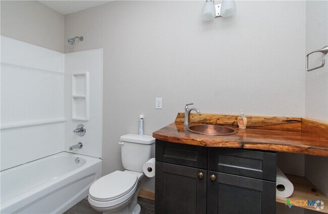Building Photo - 3 E Ave N Rental