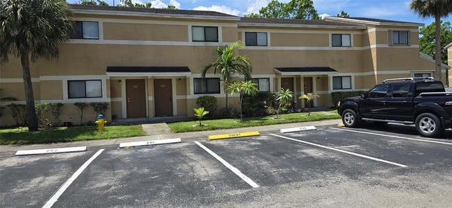 Building Photo - 9478 Palm Cir S Rental