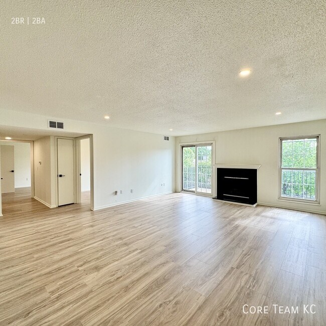 Building Photo - 2900 W 53rd St Unit 203