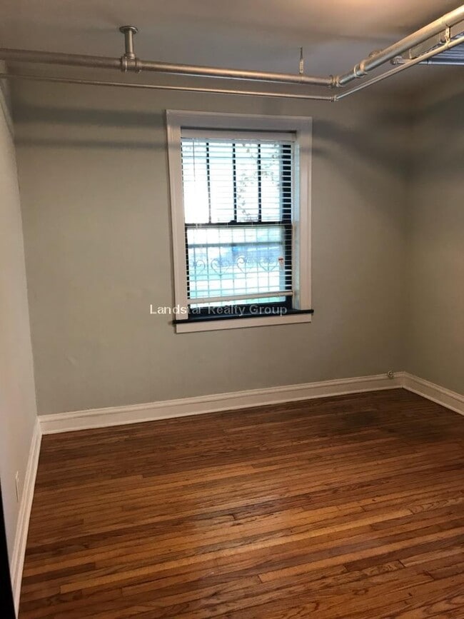 Building Photo - 5542 W Leland Ave Unit B