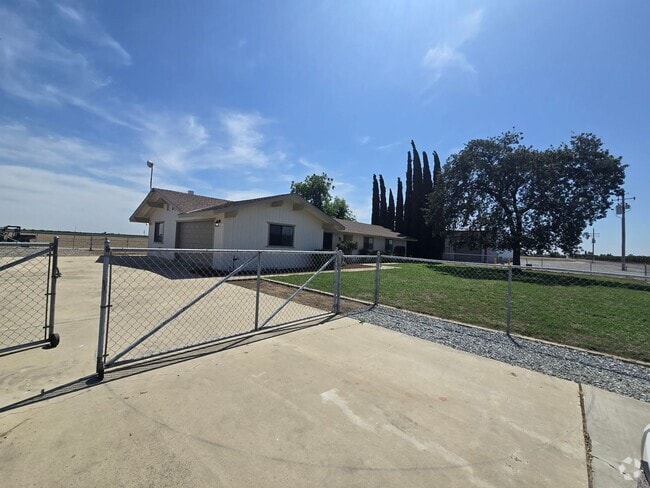 Building Photo - 3 BR 2 BA country home available now