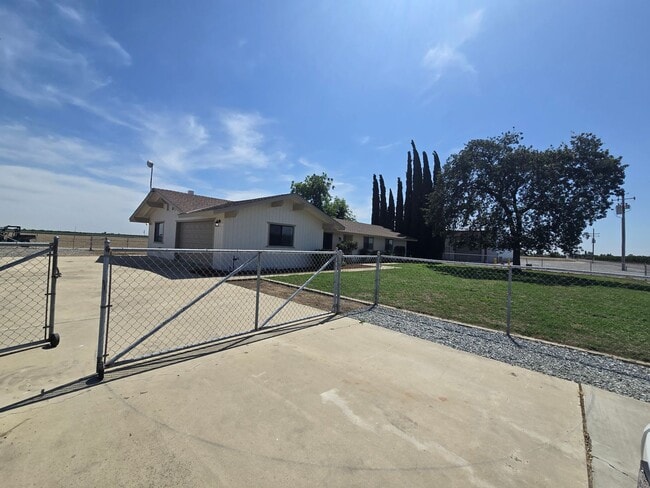 3 BR 2 BA country home available now - 3 BR 2 BA country home available now