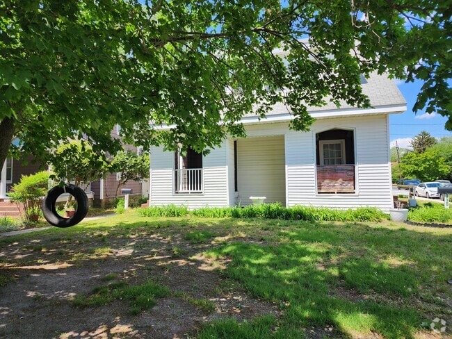 Building Photo - 928 N Division St Rental