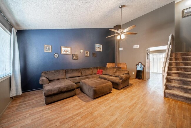 Photo - 3 Bed/ 2.5 Bath Greenlaw Townhouse w/2 Car Garage! - Mountain Views! - Students & Pets OK! Avail....