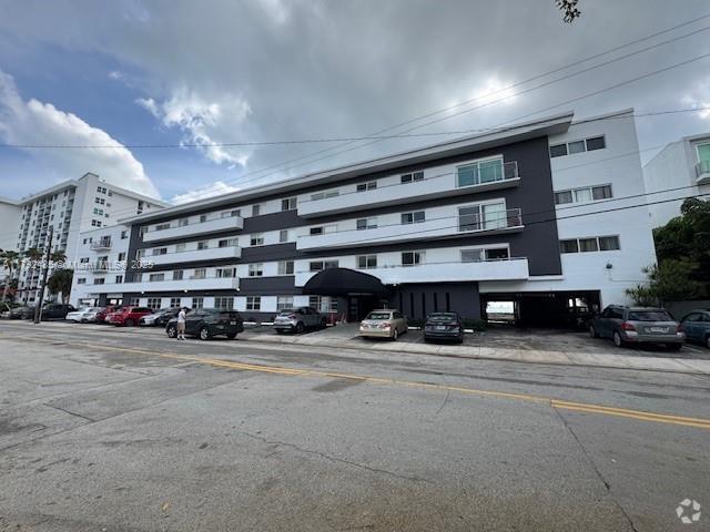 Building Photo - 1880 S Treasure Dr Unit 1B Rental
