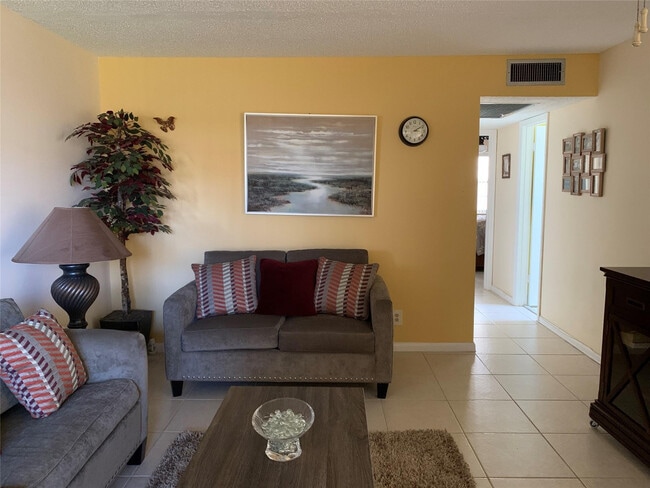 Photo - 385 Markham R Unit 385