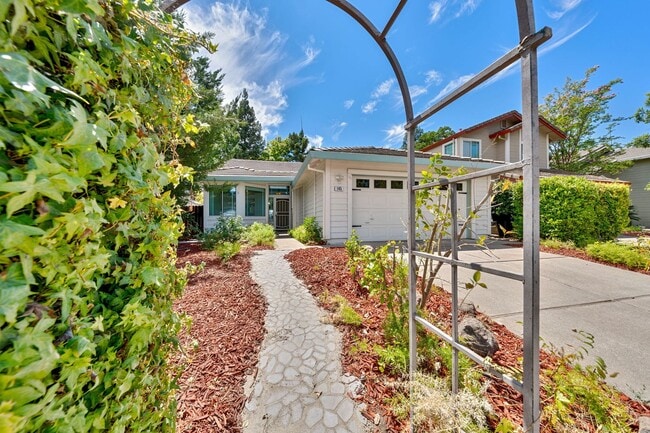Charming 3-Bed Home in Prime Folsom Locati... - Charming 3-Bed Home in Prime Folsom Locati...