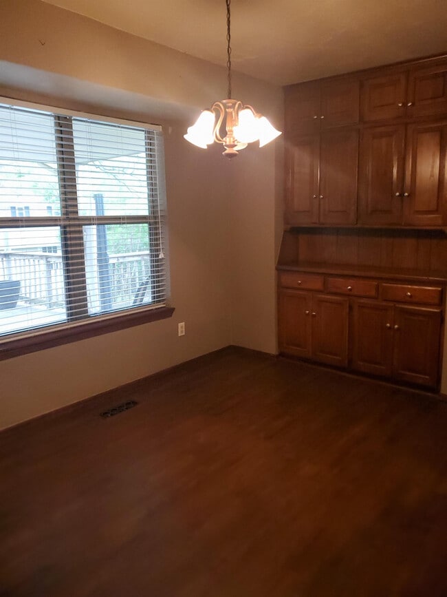 Photo - 912 E 10th St