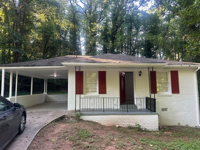 Building Photo - 400 Greenhill Way SW