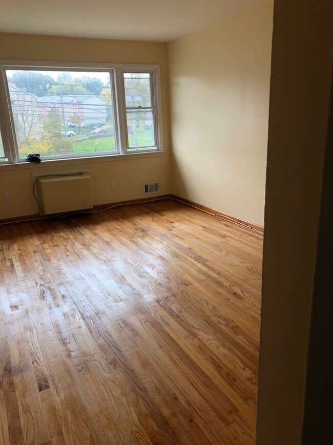 Building Photo - 22 Boyle Plz Unit 2