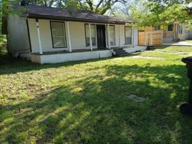 Building Photo - Available Now! 3 Bedroom 2 Bath in Denison