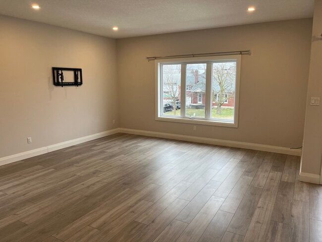 Photo - 32 Third Av Unit B