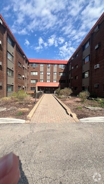 Building Photo - 2021 S Wolf Rd Unit 405 Rental