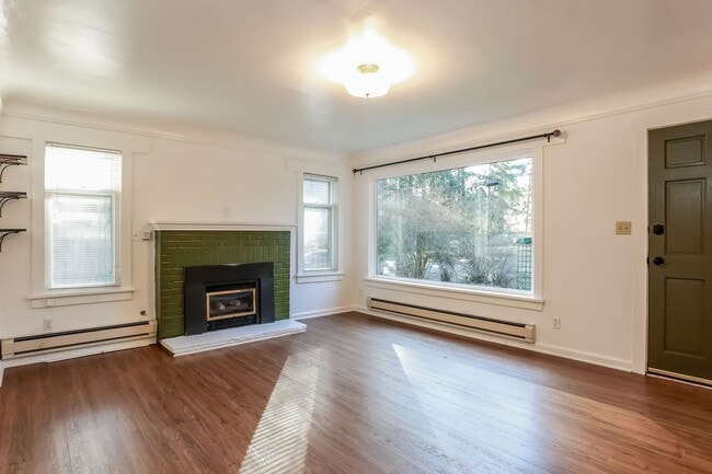 Photo - Charming 2 bed, 1 bath beautiful fir hardwood floors minutes to everything.