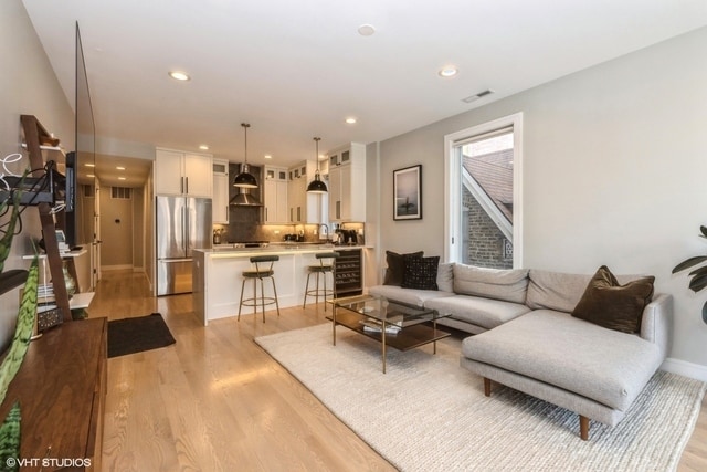 2429 W Augusta Blvd Unit 002