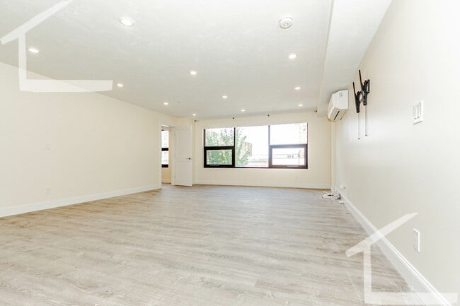 Photo - huge 950 sqf Studio unit in Brookline rent $2900 on 9/1