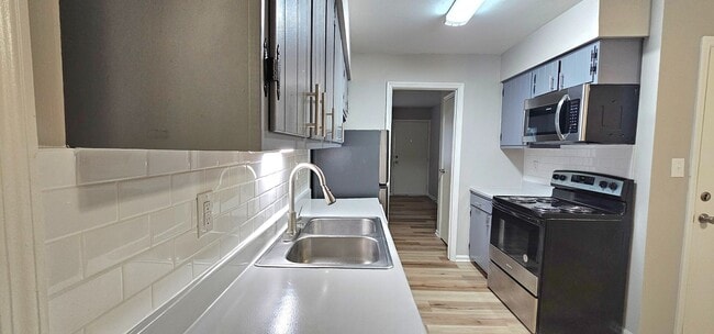 Building Photo - 3030-3032 Creekview Circle Unit 3030