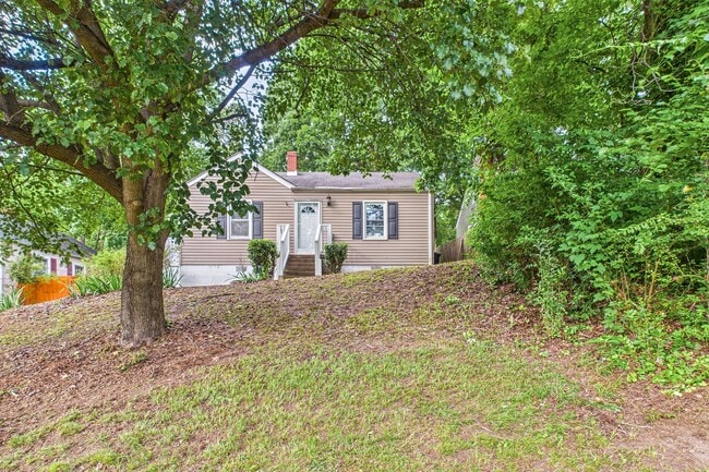 Adorable Home, Harwood Floors and Convenie... - Adorable Home, Harwood Floors and Convenie...
