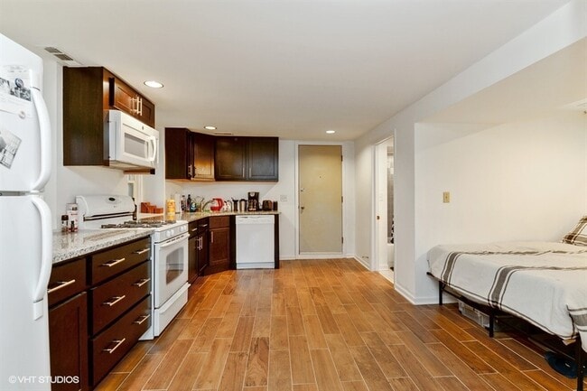Kitchen - 2019 W Moffat St Unit BSMT