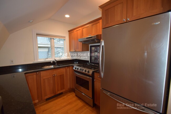 Building Photo - 10 Selkirk Rd Unit 4 Rental