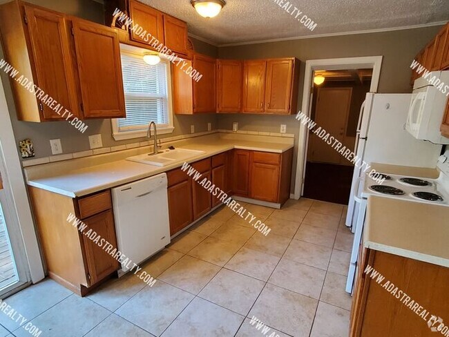 Building Photo - Remodeled 2 Bedroom Raytown Home w/Potenti...