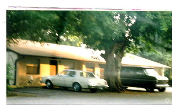 Photo - Oak Villas Apartments