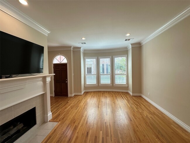 Photo - 6835 Staffordshire Crescent