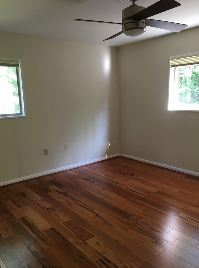Sunny and Spacious, with hardwood floors - 10631 Weymouth St Unit Apartment 203