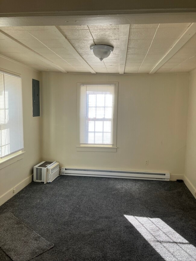 Comedor - 215 N Railroad Ave