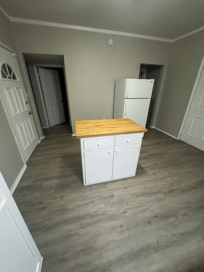 Photo - 3 bed 1 bath house for rent - akron