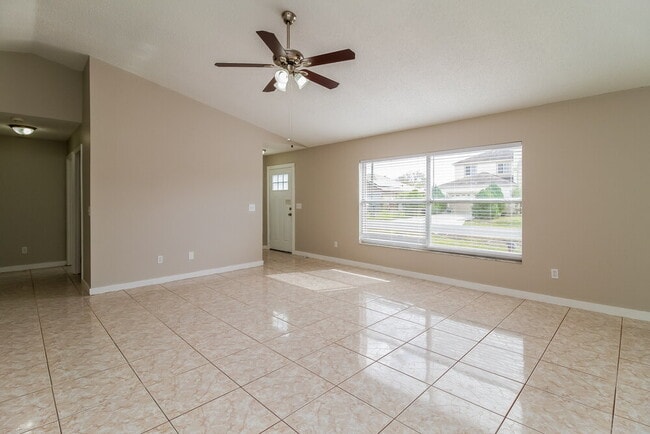 Photo - 635 Basingstoke Ct