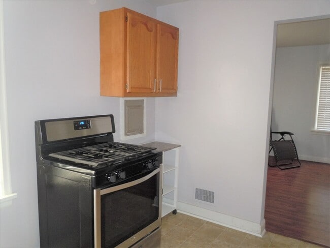 Photo - Cute Two Bedroom Cottage with Garage!