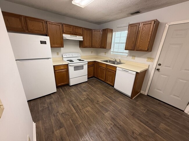 Photo - 208 Wynn Way