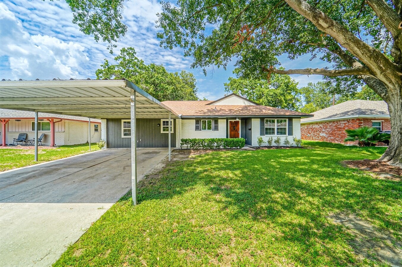 Photo - 2605 Leslie St